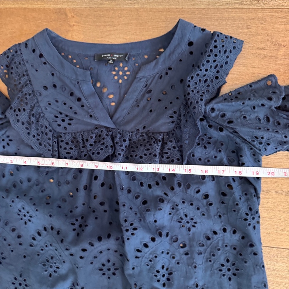 Eyelet Ruffle‎ Cold Shoulder Top Sz M Navy Scalloped hem - Picture 7 of 13